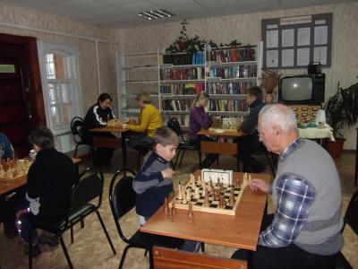В Ерахтурской сельской библиотеке встреча с читателями завершилась шахматными баталиями